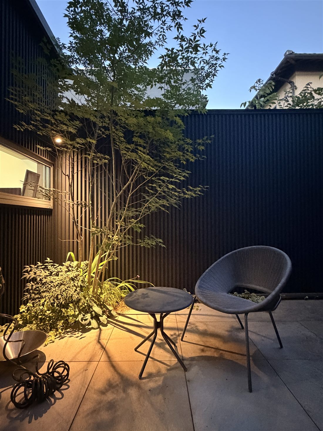 実例：黒い縦格子フェンスと植栽ライティングの坪庭コーディネート